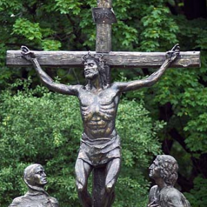 Figury świętych na stacjach przed Klasztorem Jasnogórskim